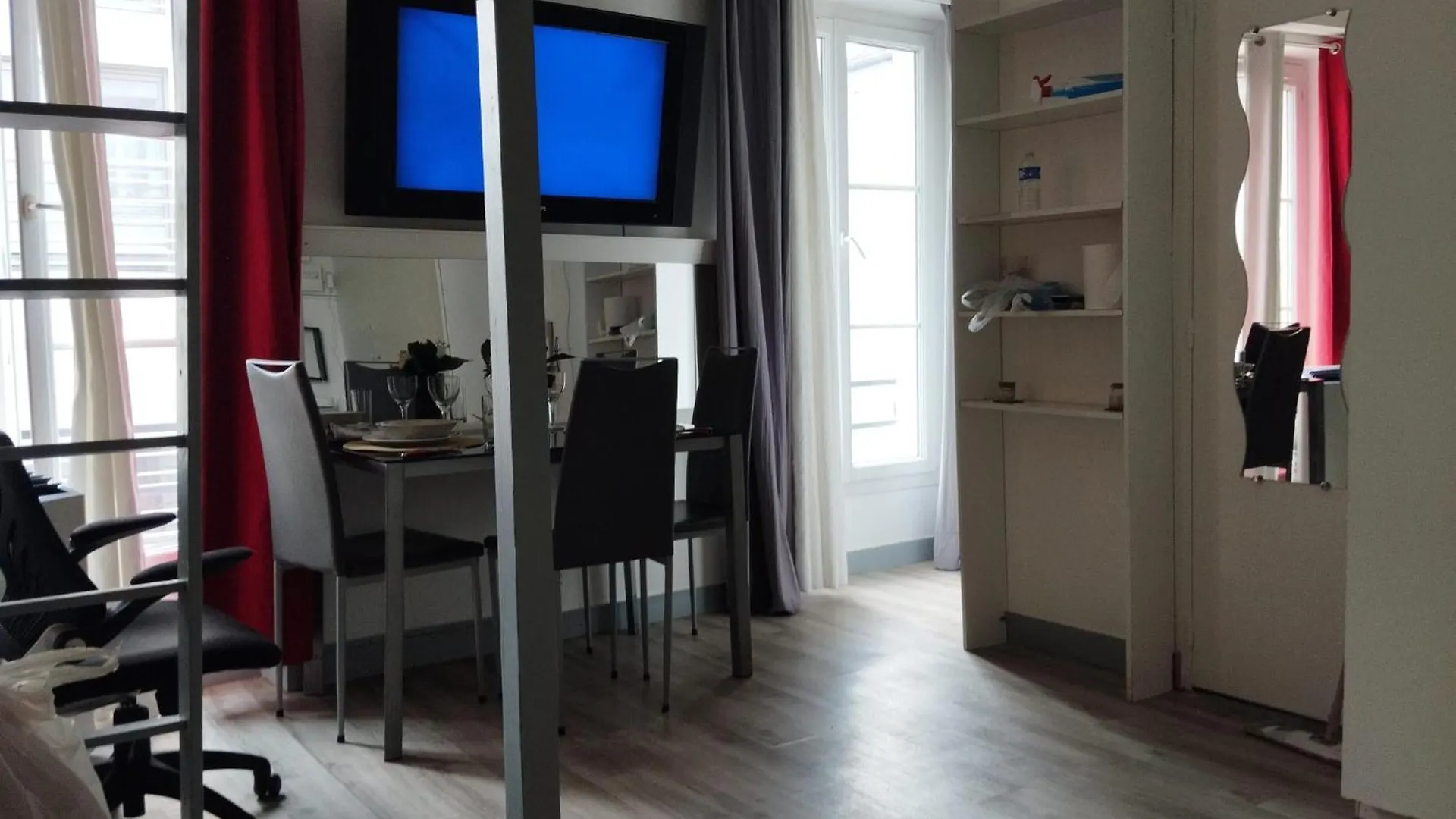 Studio Charmant A Place De Clichy Paris France